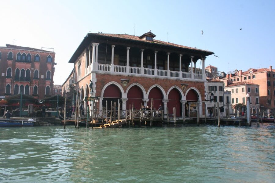 1-Hour Motor Boat Ride on Grand Canal - A guide-led hour of Venetian stories