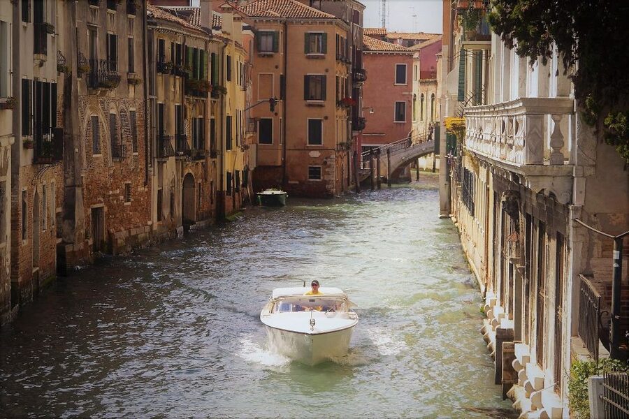 1-Hour Motor Boat Ride on Grand Canal - Weather, comfort, and access