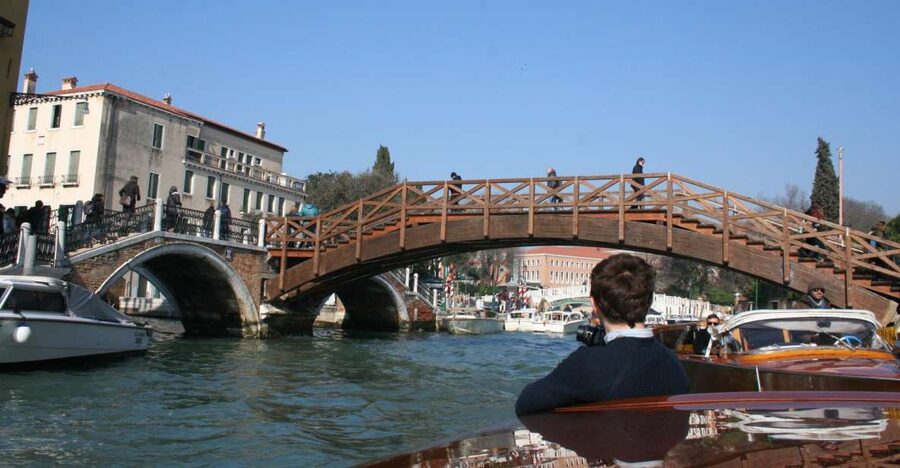 1-Hour Motor Boat Ride on Grand Canal - Meeting your guide beside the lion column