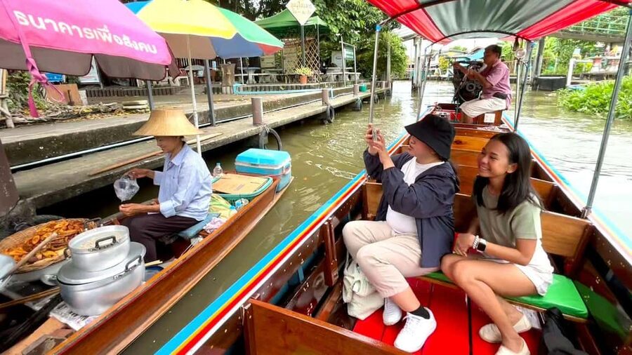 1 Hr Private Bangkok Canal Boat Tour: Traditional Flat Boat - Wat Pak Nam and Bangkok’s tallest Buddha