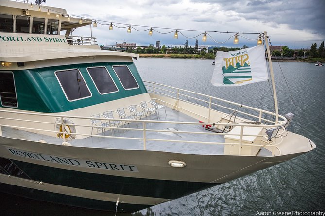 2.5-hour Dinner Cruise on Willamette River - Dog Beaches, Waverley Country Club, and Elk Rock Island