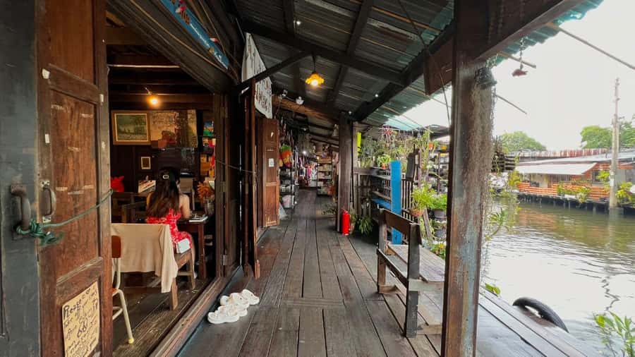 2 Hrs Private Bangkok Canals Tour by Long-Tail Boat - Guided - Fish feeding and the slower side of Bangkok