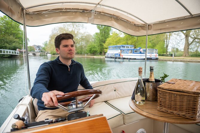 Afternoon Tea Sightseeing River Cruise in Oxford - What the guides add to the ride