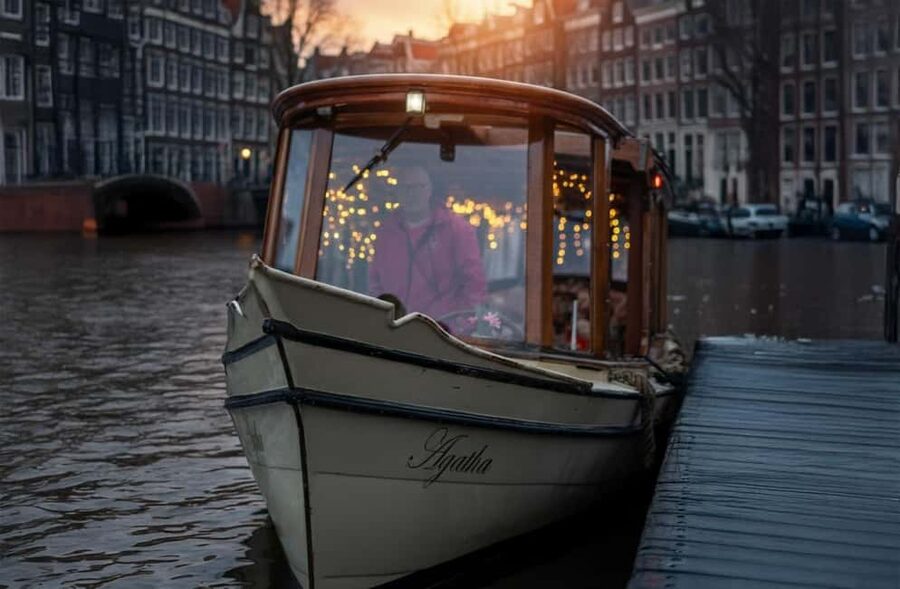 Amsterdam:1.5-Hour Canal Cruise local Guide, Drinks & Snacks - FAQ