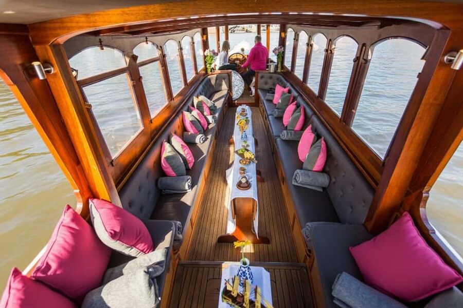 Amsterdam:1.5-Hour Canal Cruise local Guide, Drinks & Snacks - The Guides Make The Difference