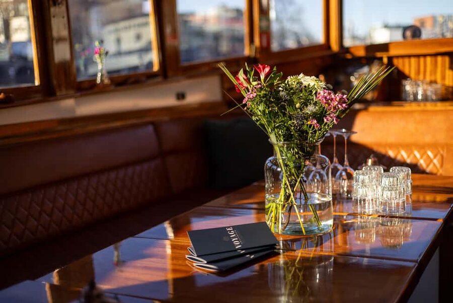 Amsterdam: 1.5-Hour High-End Morning Breakfast Canal Cruise - Meeting at d’Vijff Vlieghen