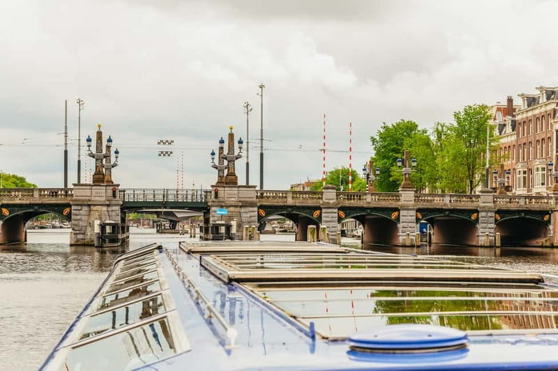 Amsterdam: 75 Minute City Canal Cruise with Audio Guide - The audio guide and live captain commentary