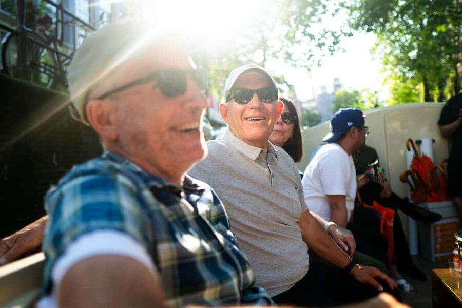 Amsterdam: 90 min Cosy Canal Cruise w. Bar & Snacks on board - Why the 90-minute length matters on Amsterdam’s canals