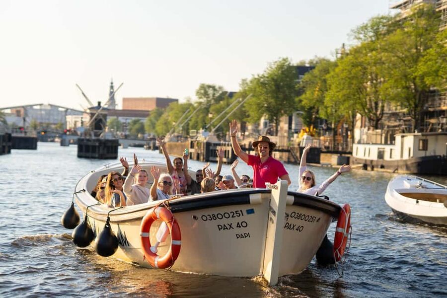 Amsterdam: 90 min Cosy Canal Cruise w. Bar & Snacks on board - NEMO Science Museum and the eastern harbor views