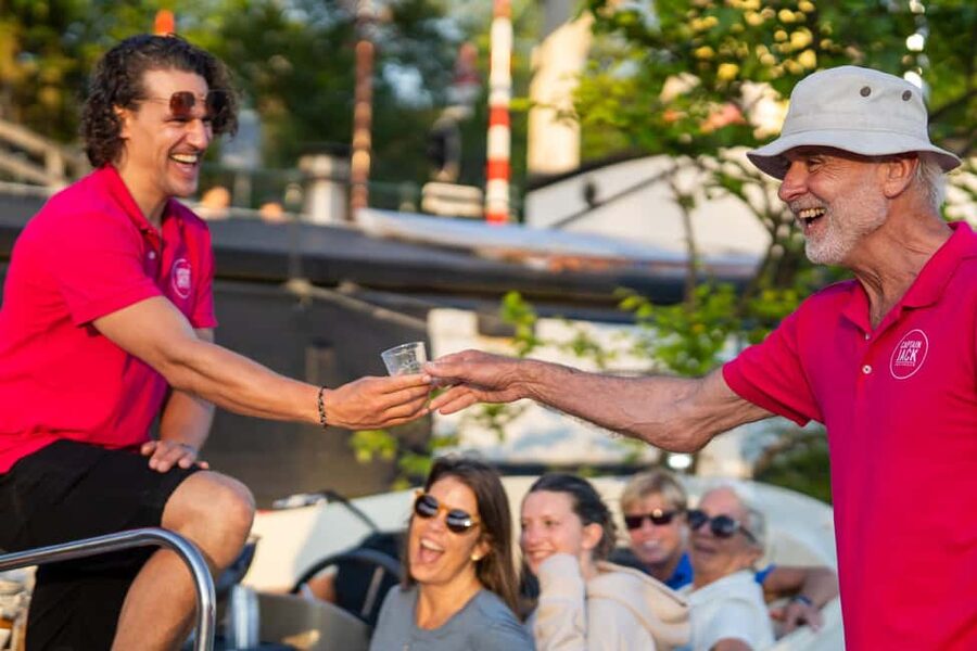 Amsterdam: 90 min Cosy Canal Cruise w. Bar & Snacks on board - Drinks, Dutch snacks, and the right ticket choice