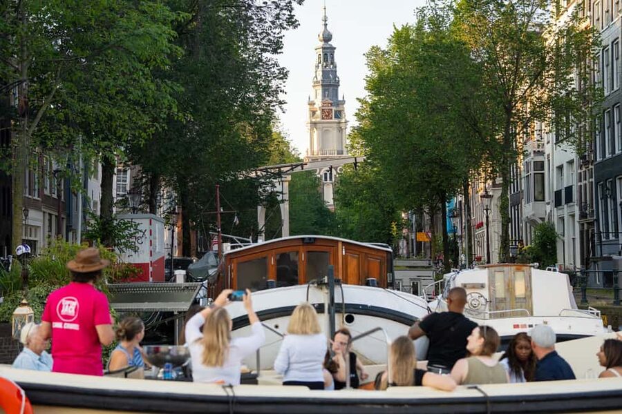 Amsterdam: 90 min Cosy Canal Cruise w. Bar & Snacks on board - Rain, comfort, and practical limits