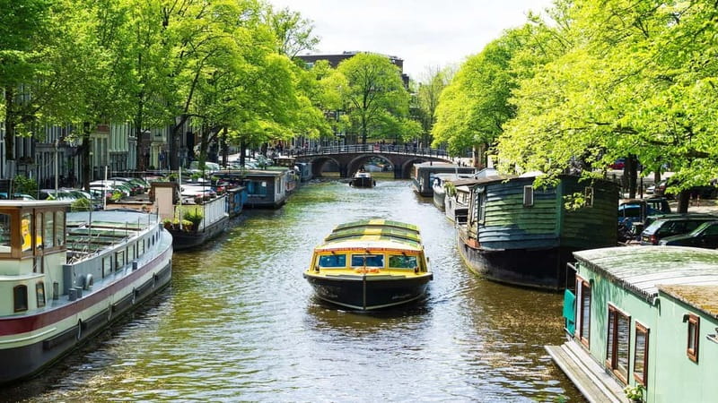Amsterdam: Burger Cruise - Burgerbar & Canal Cruise - From the Nine Streets to Herengracht