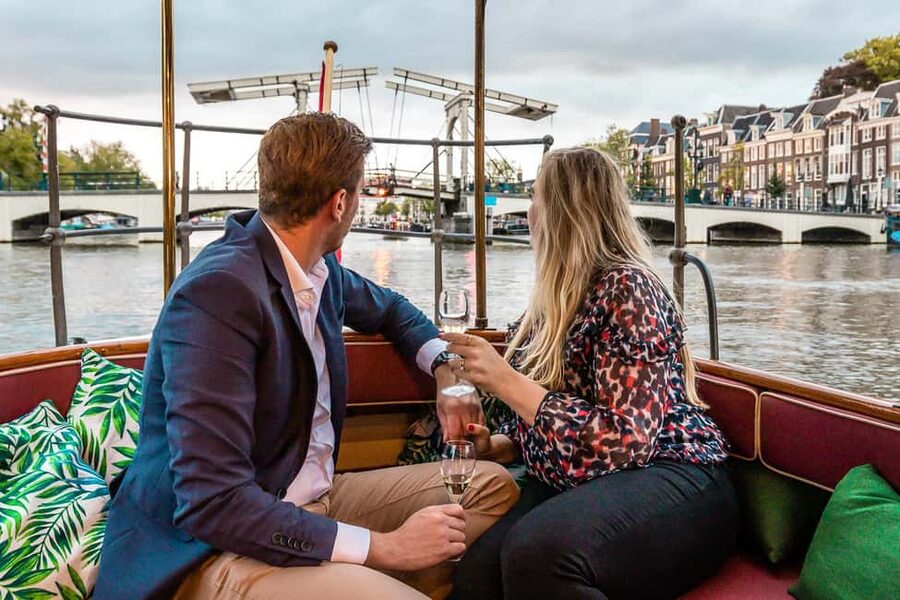 Amsterdam Canal Boat Ride with a Spanish-speaking Guide - What this Amsterdam canal ride is really like