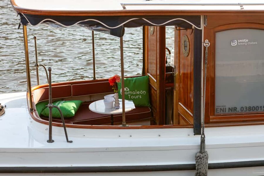 Amsterdam Canal Boat Ride with a Spanish-speaking Guide - Comfort, cover, heating, and the bar