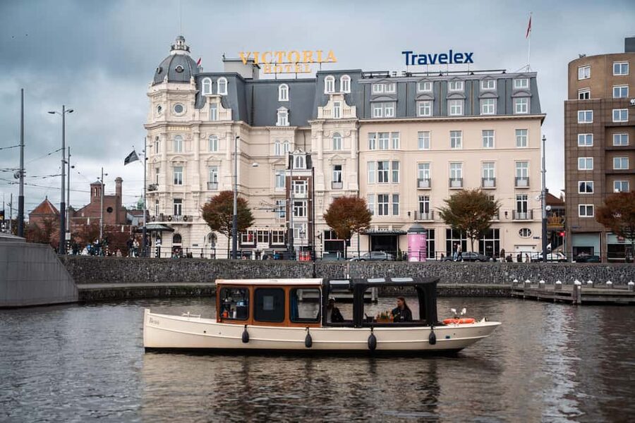 Amsterdam Canal Boat Tour with Live Guide - Why seeing Amsterdam by canal works so well