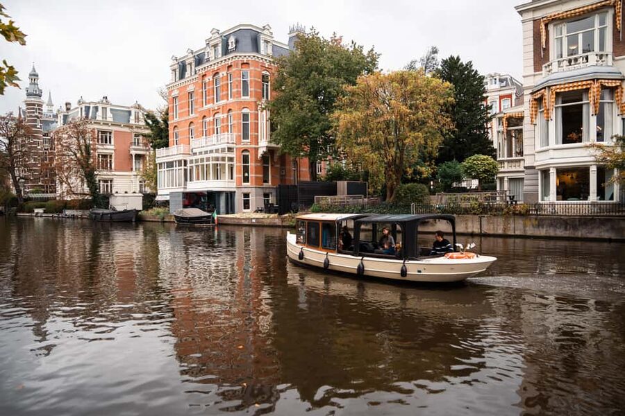 Amsterdam Canal Boat Tour with Live Guide - What happens during the cruise