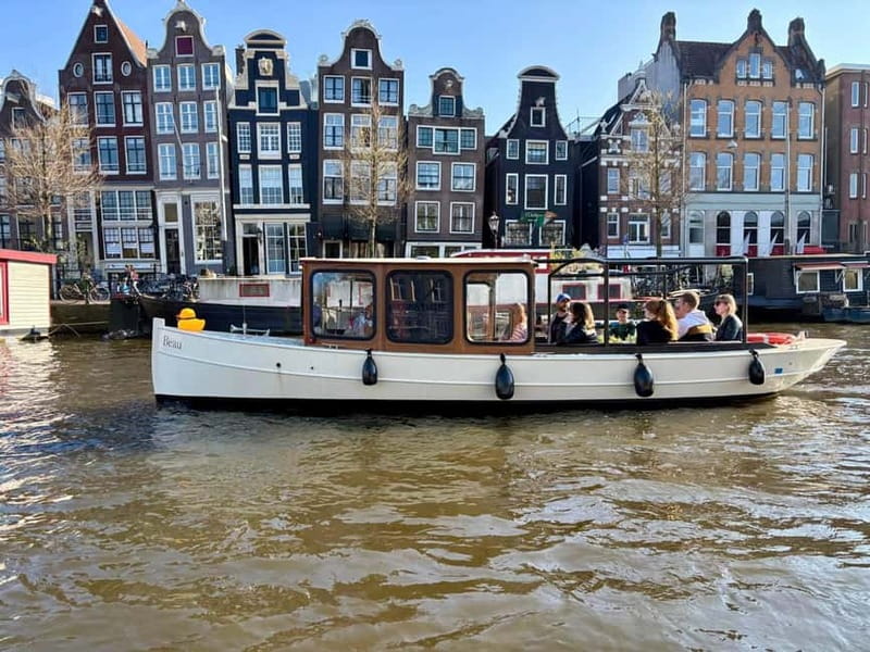 Amsterdam Canal Boat Tour with Live Guide - A live guide in three languages