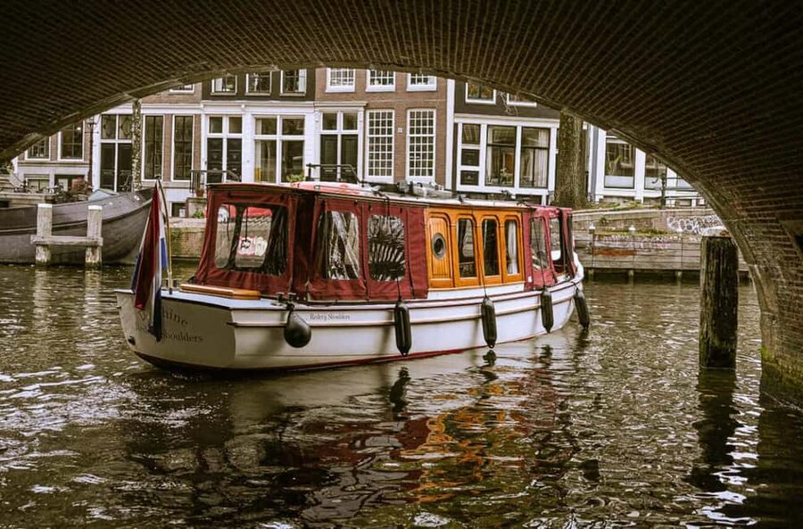 Amsterdam Canal Boat Tour with Live Guide - Drinks, snacks, and the missing coffee