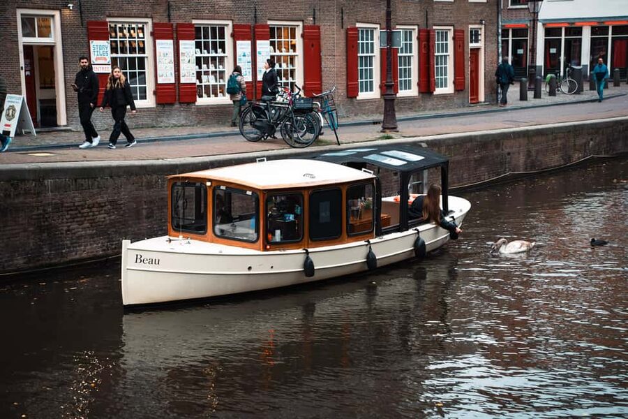 Amsterdam Canal Boat Tour with Live Guide - Is $22 a good price?