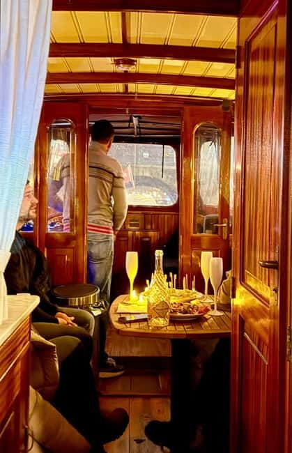 Amsterdam Canal Boat Tour with Live Guide - Who should choose the daytime or evening departure?