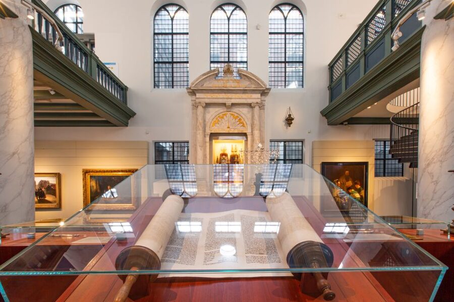 Amsterdam: Canal Cruise and Jewish Cultural Quarter Tickets - Getting between the boat and the quarter