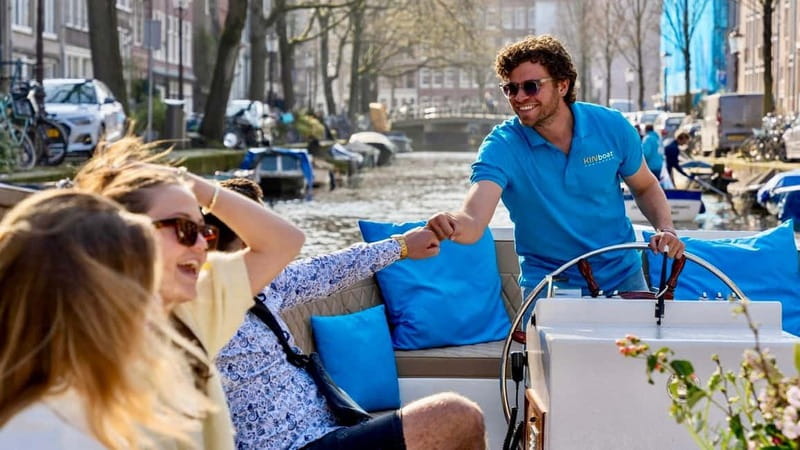 Amsterdam: Canal Cruise in Open Boat with Drink Option - Who should book this cruise?
