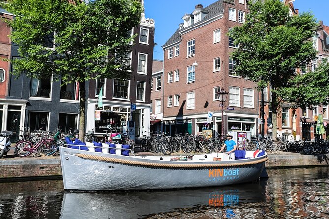 Amsterdam Canal Cruise in Open Boat with Unlimited Drinks Option - What the Guide Adds to the Ride