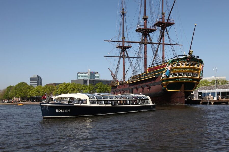 Amsterdam: City Canal Cruise & Straat Museum - Who should book this experience?