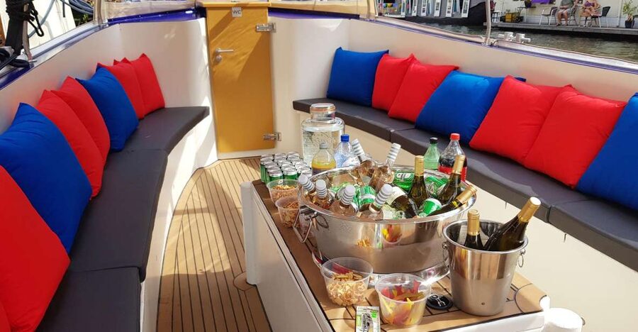 Amsterdam: Covered Canal Booze Cruise with Unlimited Drinks - Why a canal cruise works so well in Amsterdam