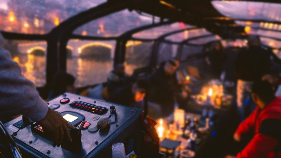 Amsterdam: Covered Canal Booze Cruise with Unlimited Drinks - Starting in the city center