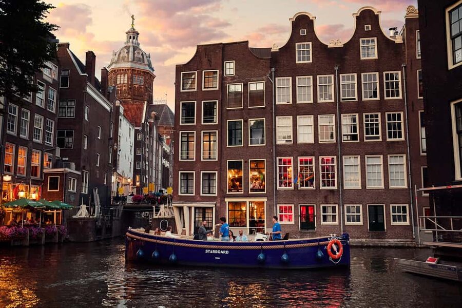Amsterdam: Cozy Evening Canal Cruise With Open Bar Option - Drinks, blankets, and the practical comfort factor