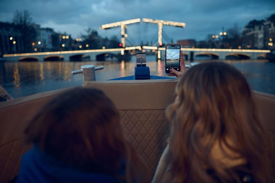 Amsterdam: Cozy Evening Canal Cruise With Open Bar Option - The Golden Age canals and Herengracht