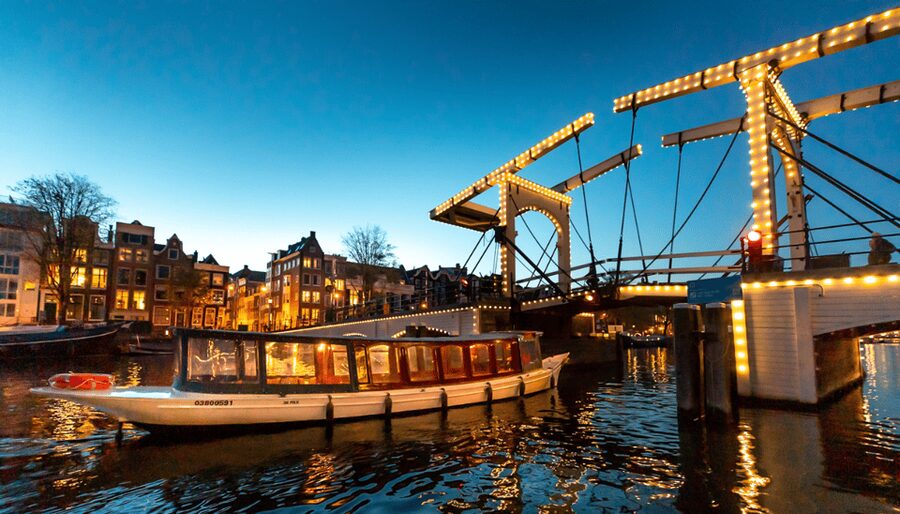 Amsterdam: Evening Canal Cruise with (Open) Bar on Board - Key points before you book