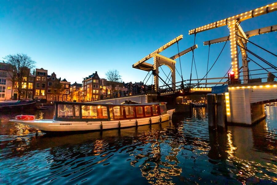 Amsterdam: Evening Canal Cruise with (Open) Bar on Board - The route from canal belt to the Amstel