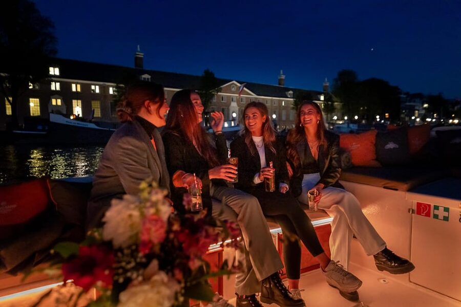 Amsterdam: Evening Canal Cruise with (Open) Bar on Board - Drinks, blankets, and the onboard mood
