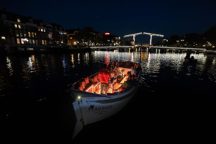 Amsterdam: Evening Canal Cruise with (Open) Bar on Board - Getting on board and choosing the right boat