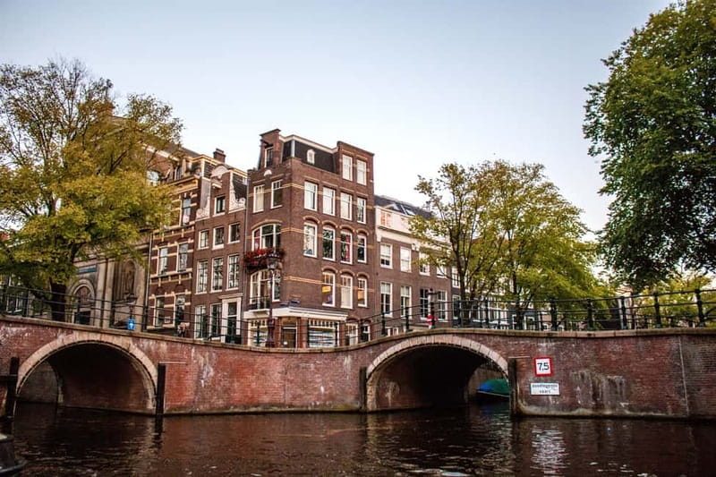 Amsterdam: Evening Pizza Cruise Along the Canals - The boat, service, and evening mood