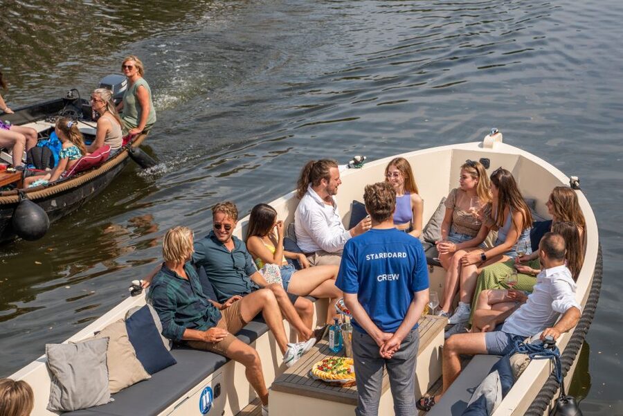 Amsterdam: German Guided Canal Cruise with on Board Bar - Why this one-hour cruise works well