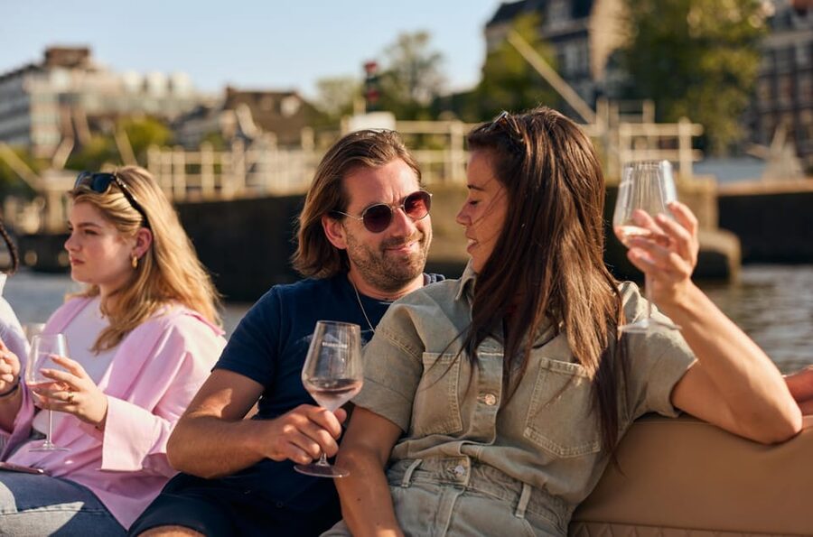 Amsterdam: German Guided Canal Cruise with on Board Bar - Het Scheepvaartmuseum and Montelbaanstoren