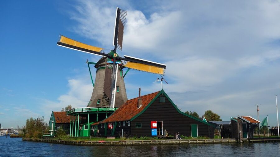 Amsterdam: Giethoorn Tour with Canal Cruise and Windmills - How Much Driving Should You Expect?