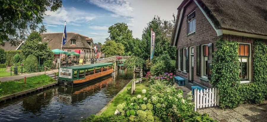 Amsterdam: Giethoorn Tour with Canal Cruise and Windmills - Zaanse Schans: Windmills, Workshops, and Picture-Perfect Dutch Buildings
