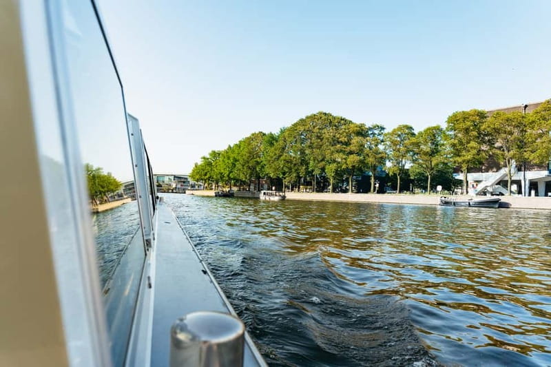 Amsterdam: Heated Canal Cruise Including Audioguide - The captain can add more personality