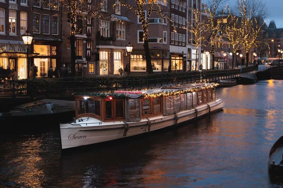 Amsterdam: Heated Canal Cruise with Unlimited Drinks & Bite - Why Amsterdam’s Canals Are Best Seen From a Boat