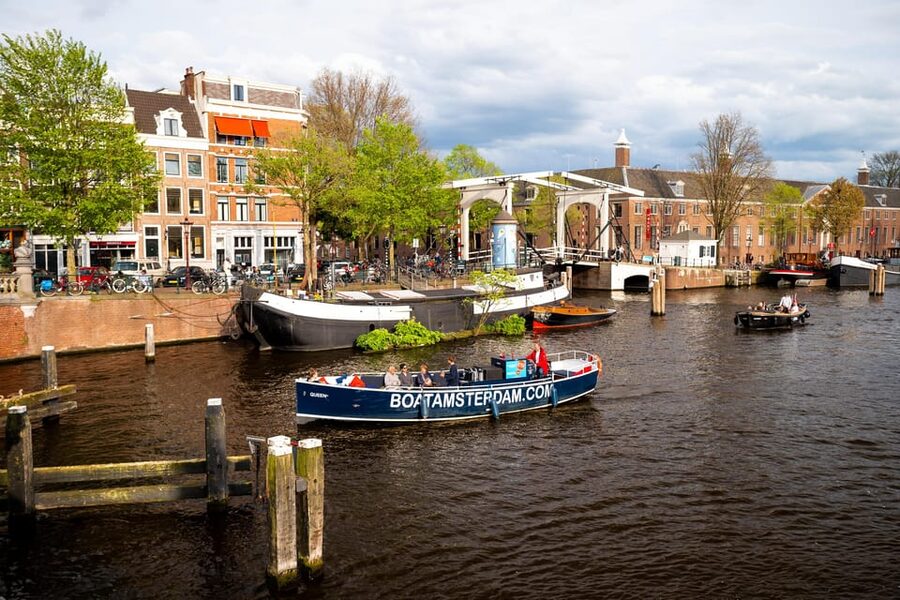 Amsterdam:Old City Canal Cruise with Live Guide and Open Bar - What you see along the canal ring