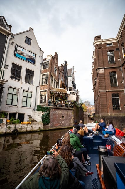 Amsterdam:Old City Canal Cruise with Live Guide and Open Bar - Houseboats and everyday canal life