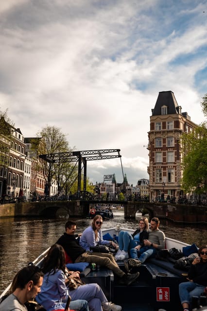 Amsterdam:Old City Canal Cruise with Live Guide and Open Bar - The live guides make the short route count