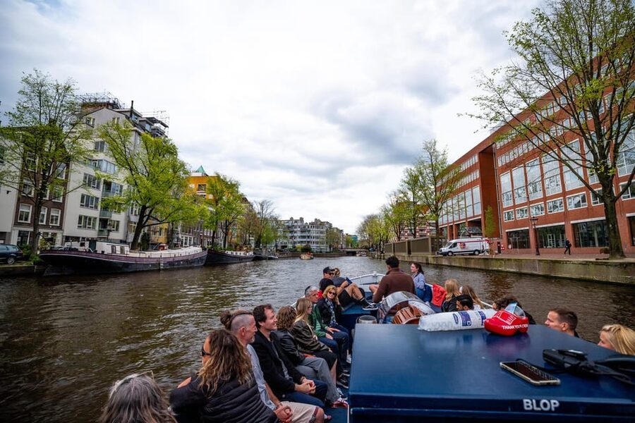 Amsterdam:Old City Canal Cruise with Live Guide and Open Bar - Starting at the H’Art Museum dock