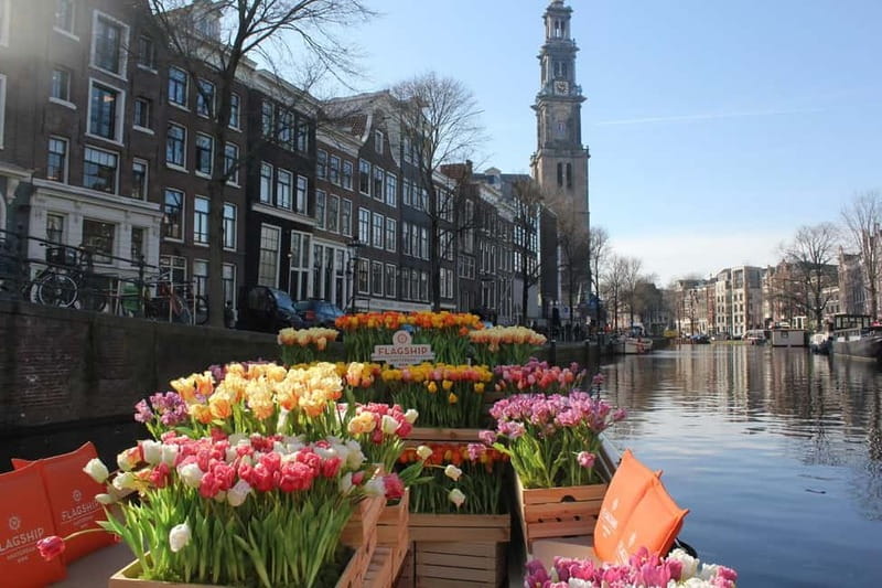 Amsterdam: Premium Tulip Boat Canal Tour - The first views: bridges, facades, and floral framing