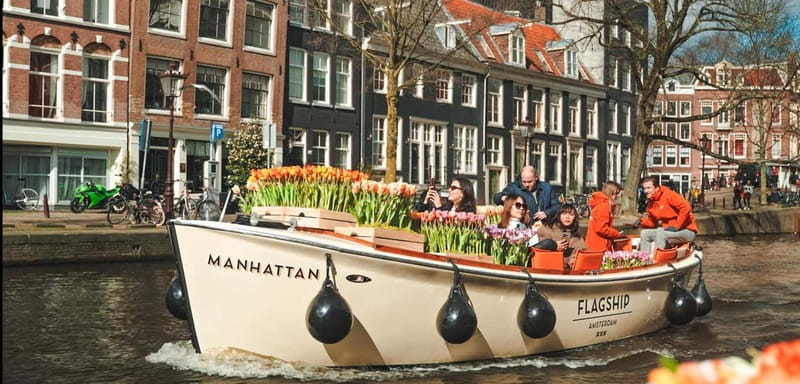 Amsterdam: Premium Tulip Boat Canal Tour - Meeting the boat beside Amsterdam Centraal