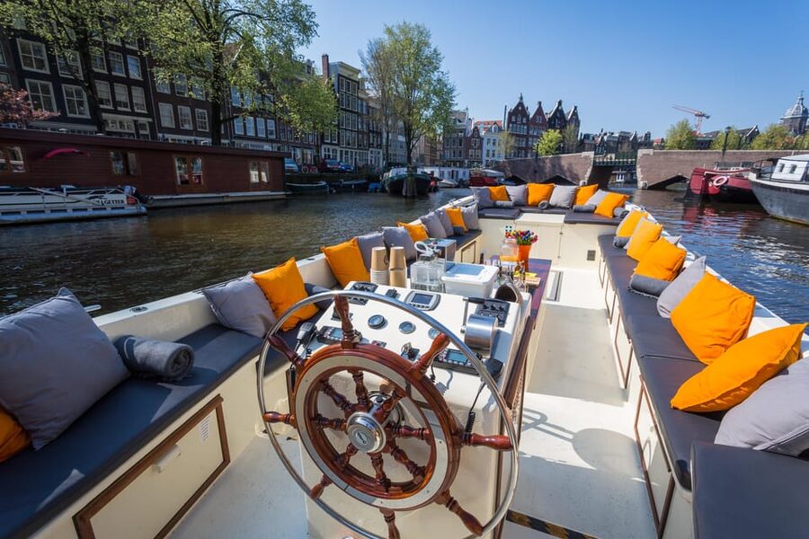 Amsterdam: Private Canal Cruise in German + Unlimited Drinks - Sea Palace and the first look at Amsterdam